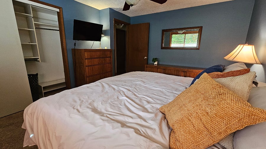 Upstairs Bedroom 1 - King Bed, Smart TV