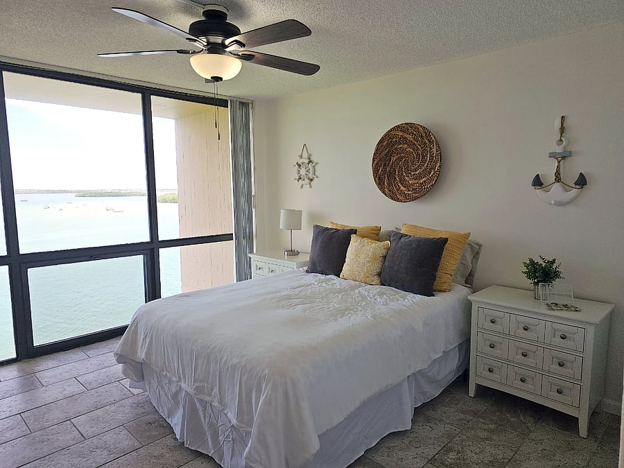 Guest Bedroom-queen bed