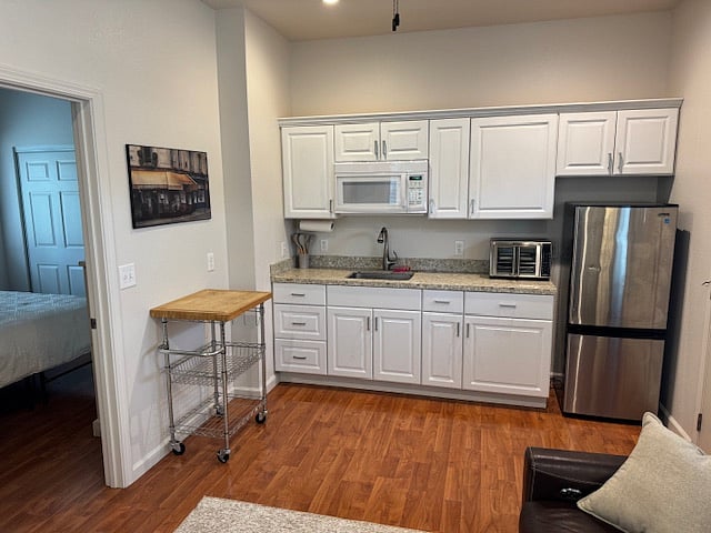 The kitchenette does not have a full oven or stove but we include an air fryer and a induction stove for your cooking needs.