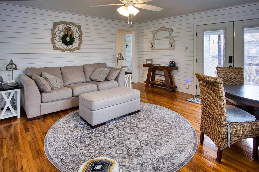 Living room with dining area for 4 guests.