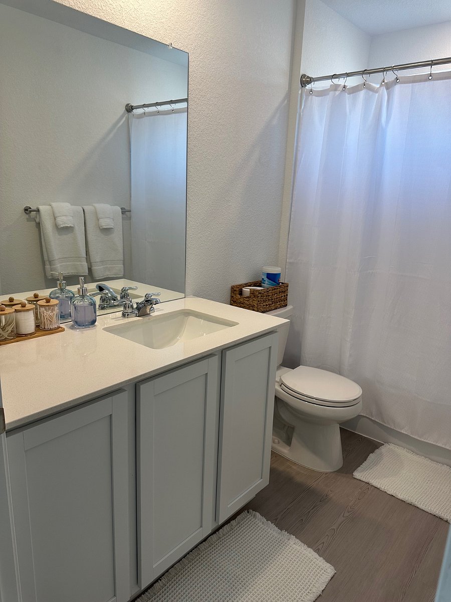 Upstairs full bathroom with 100% cotton towels. 