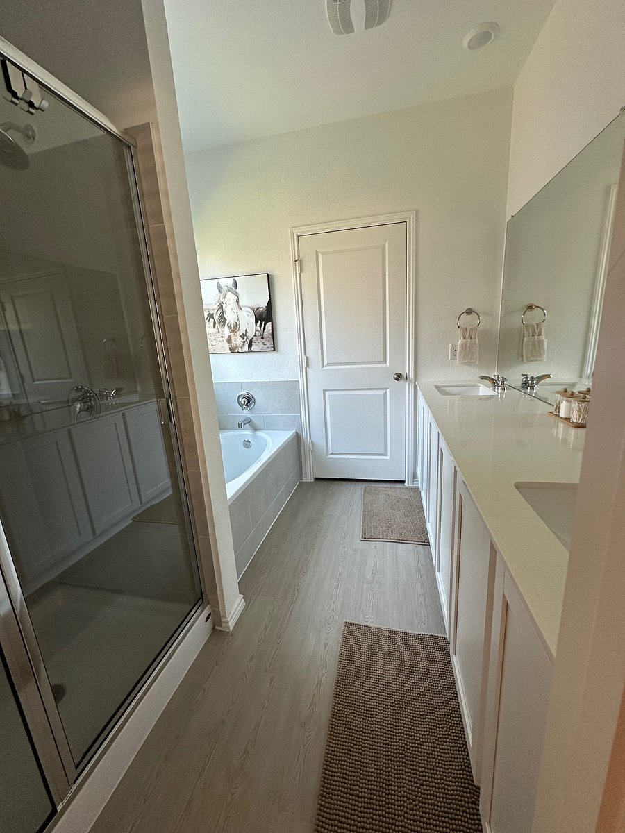 Master ensuite bathroom.