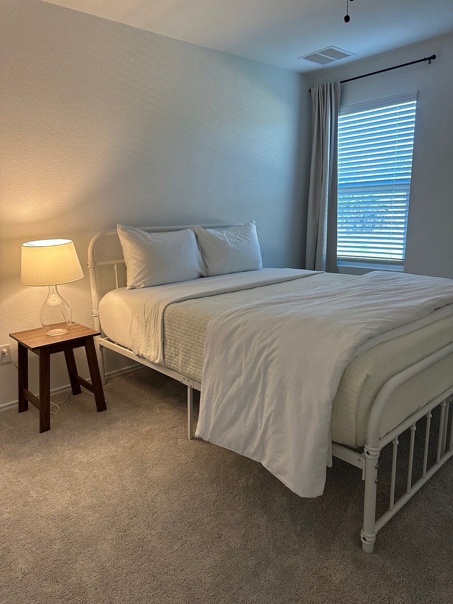 Upstairs bedroom #2 with Queen bed and closet. 