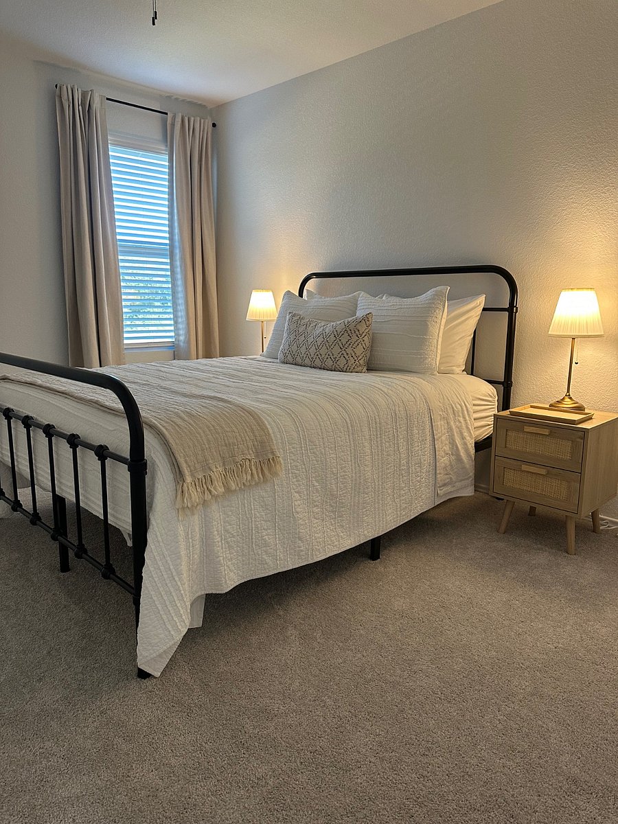 Upstairs bedroom #1 with Queen bed and closet. 