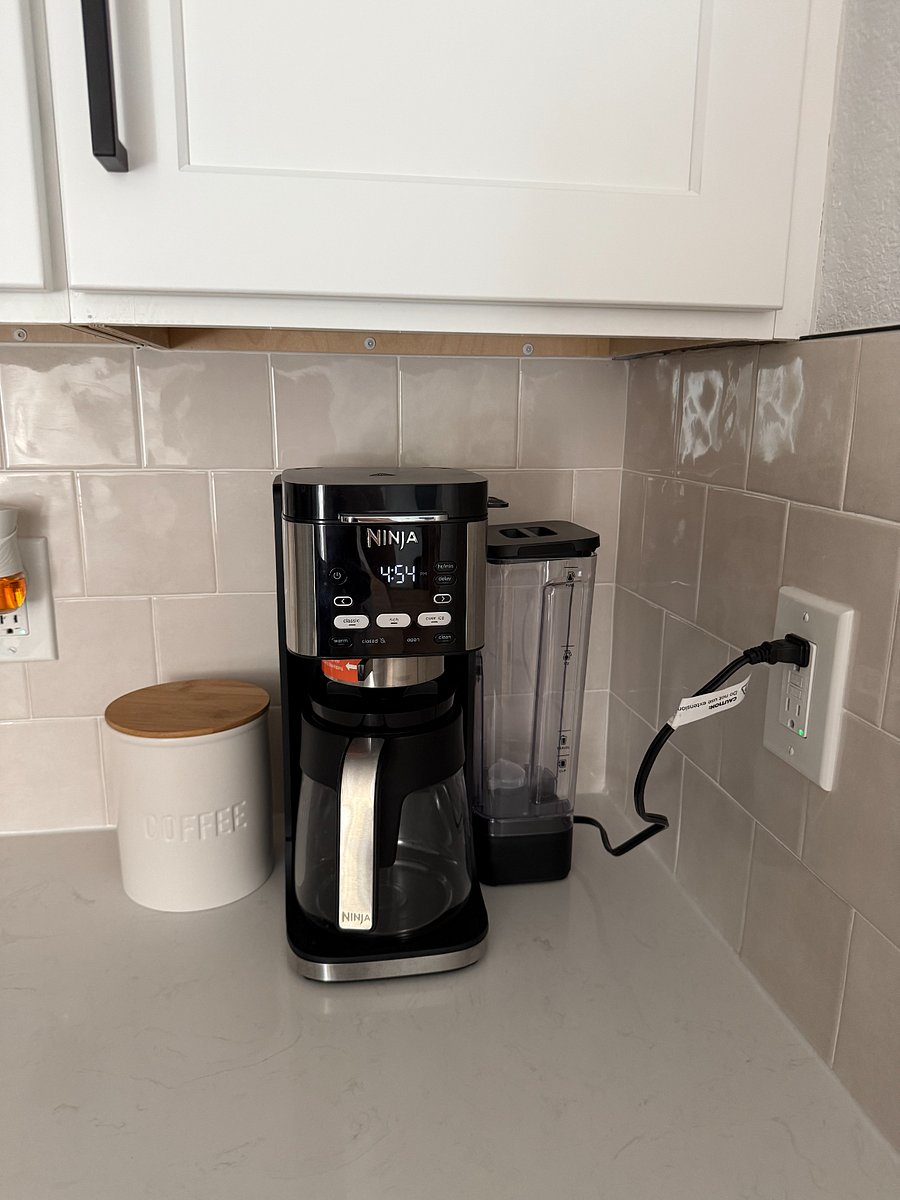 Coffee machine, had dual functionality, can use pods or coffee grounds. Limited Dunkin Donuts pods provided, in the coffee jar.