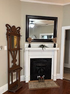 Sitting room has a fireplace (decorative only).