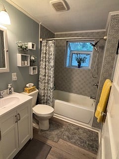 Bathroom is located between Primary and Guest bedroom.
