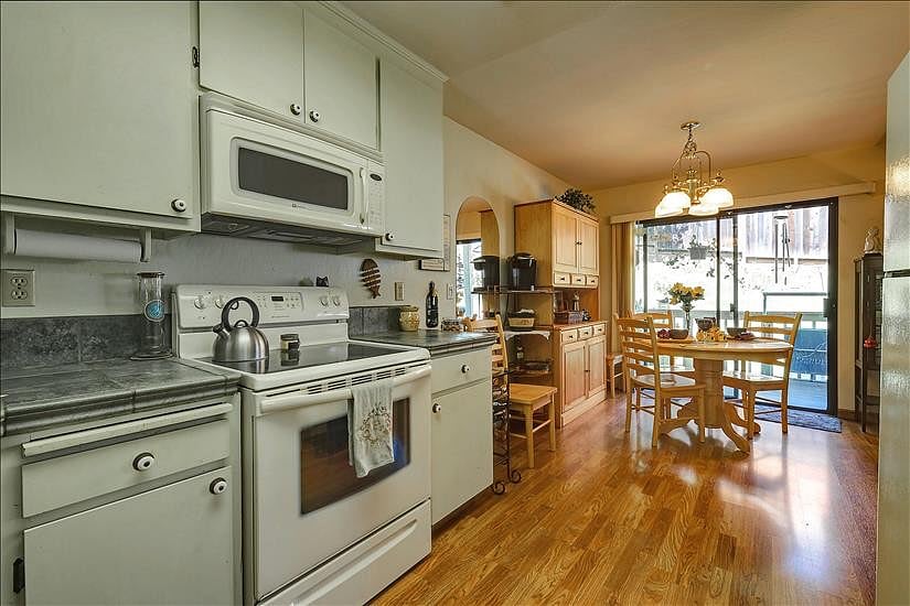 Kitchen and diningroom 