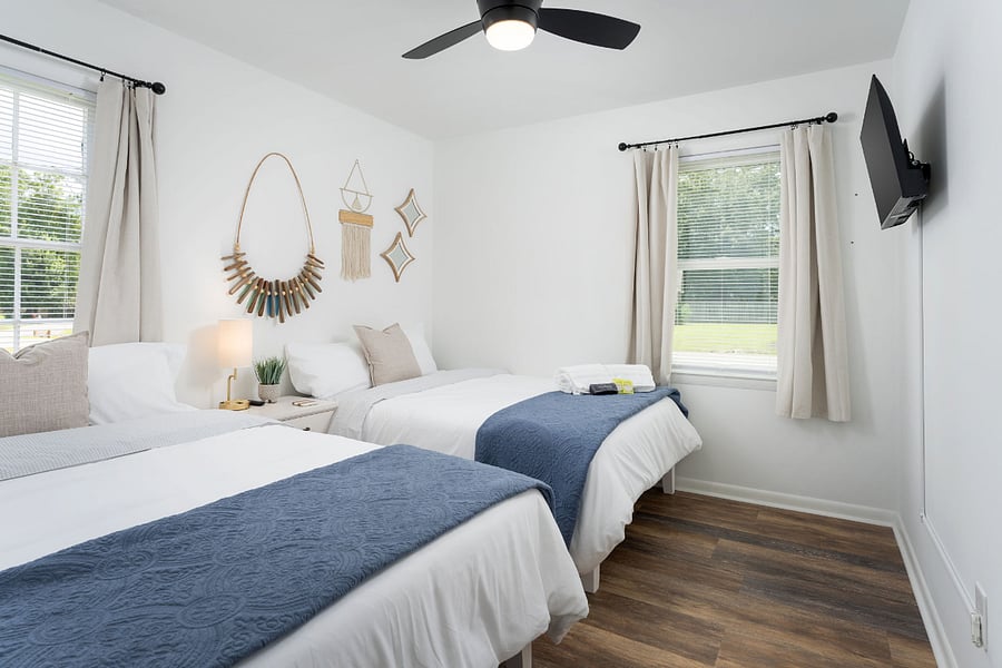 Bedroom with 2 Full Beds