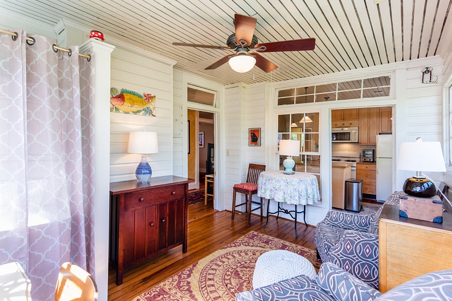 Sunroom
+Dedicated Desk
+2 sitting chairs
+Fan / AC