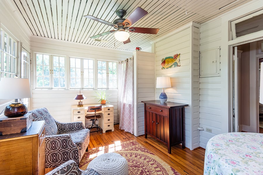 Sunroom
+Dedicated Desk
+2 sitting chairs
+Fan / AC