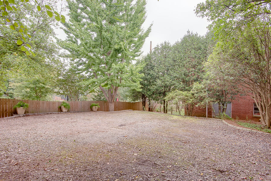 Backyard
+Fenced
+Dogs Ok