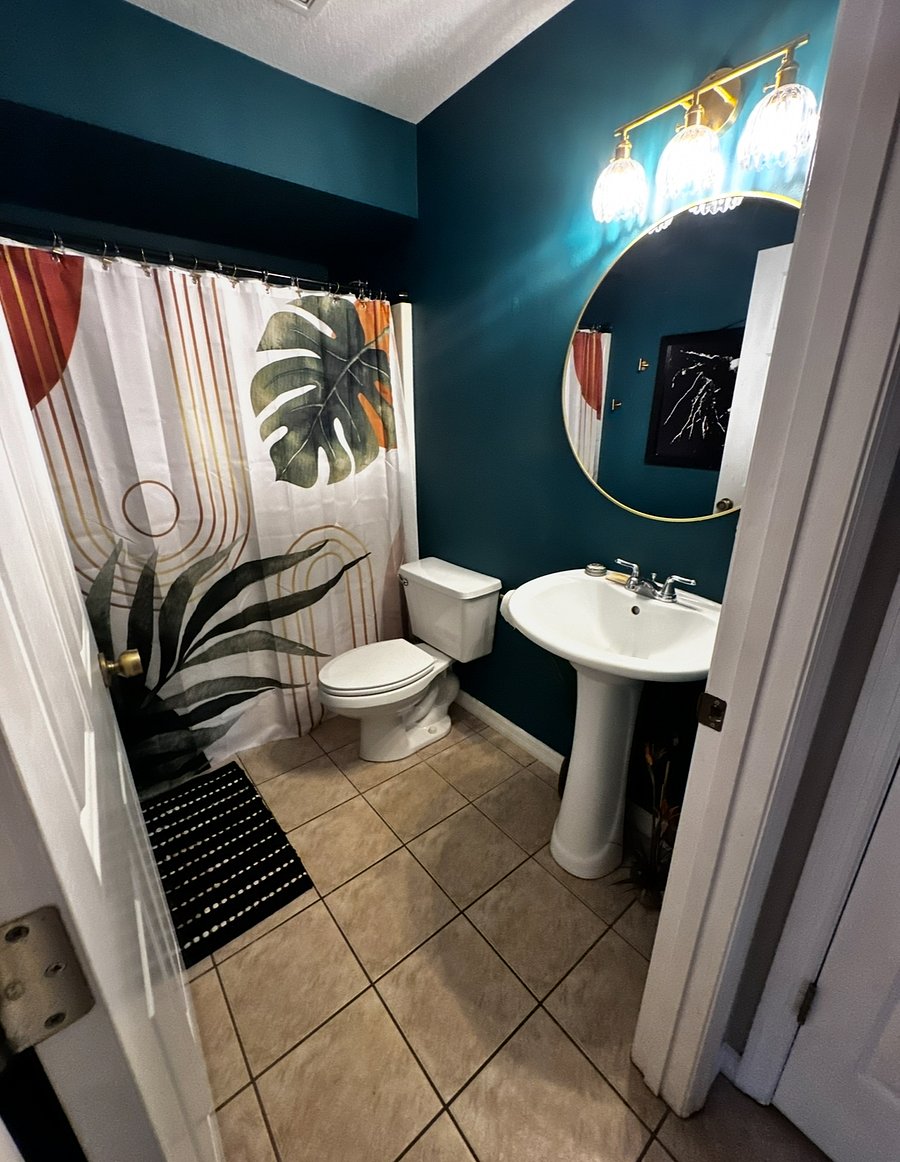 Spare Bathroom
Standard shower/tub.