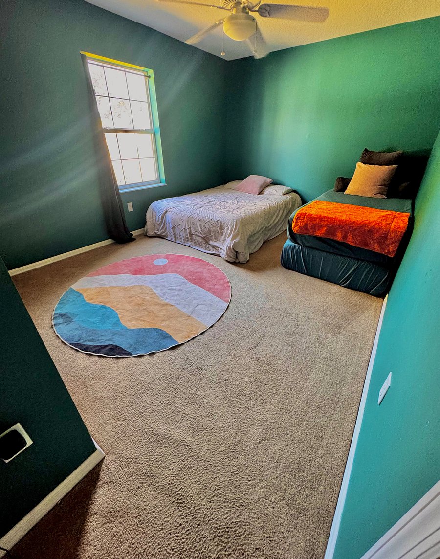 Spare Bedroom 1
Queen Bed, Twin Bed x 2.
Sleeps up to 4.