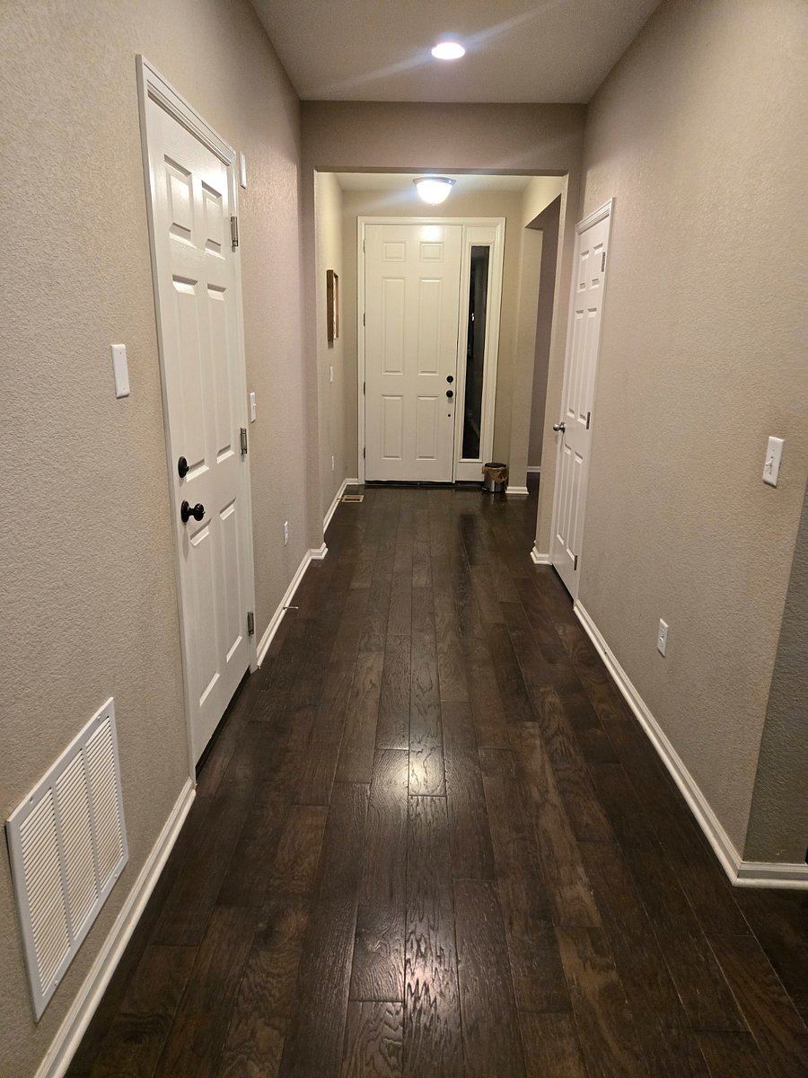 Entryway foyer with huge hallways, great for elderly and young alike!