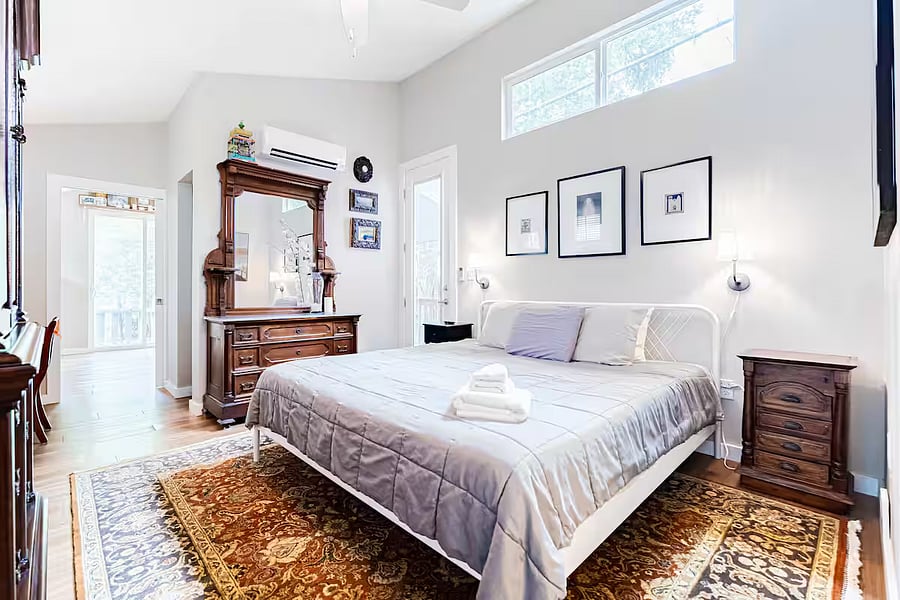 Bedroom 2- King bed
