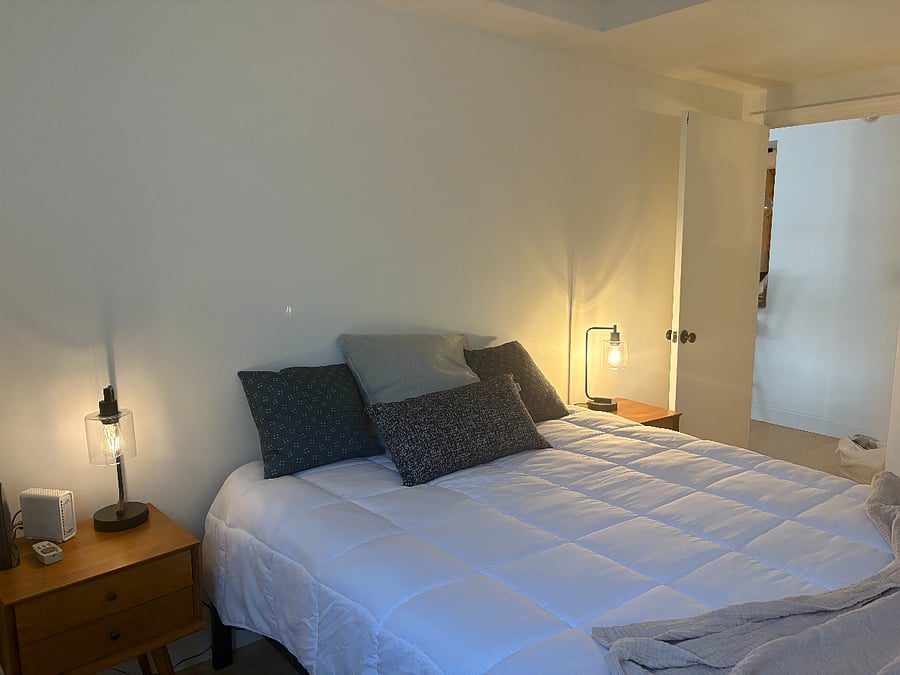 Queen bed, full closet in bedroom