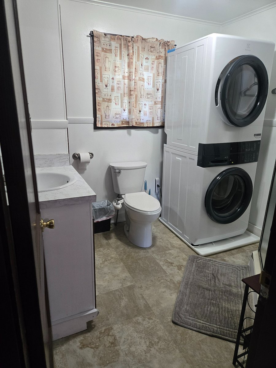 1ST FLOOR BATHROOM WITH LAUNDRY