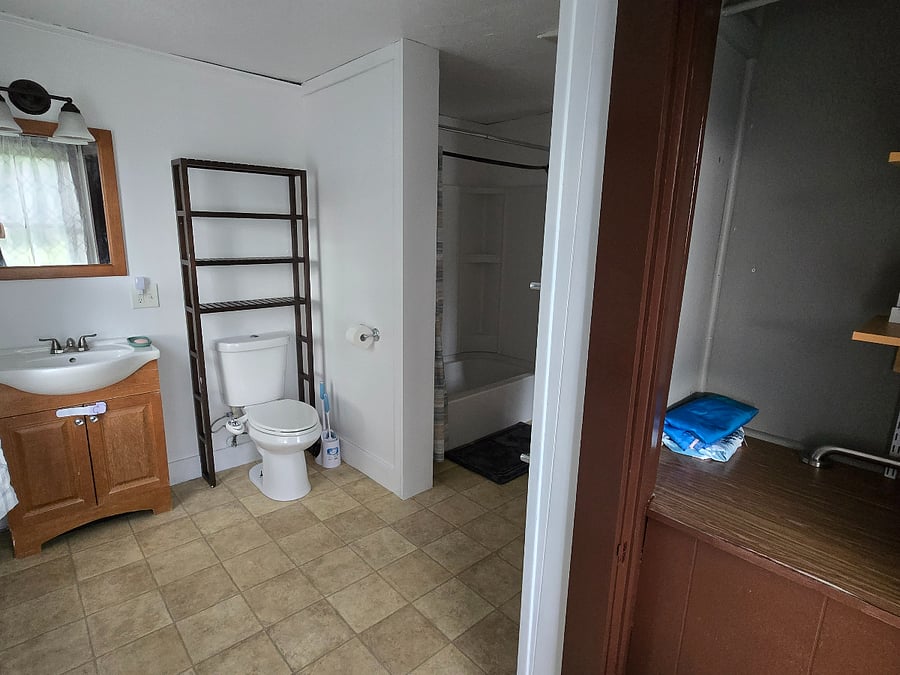 2ND FLOOR BATHROOM