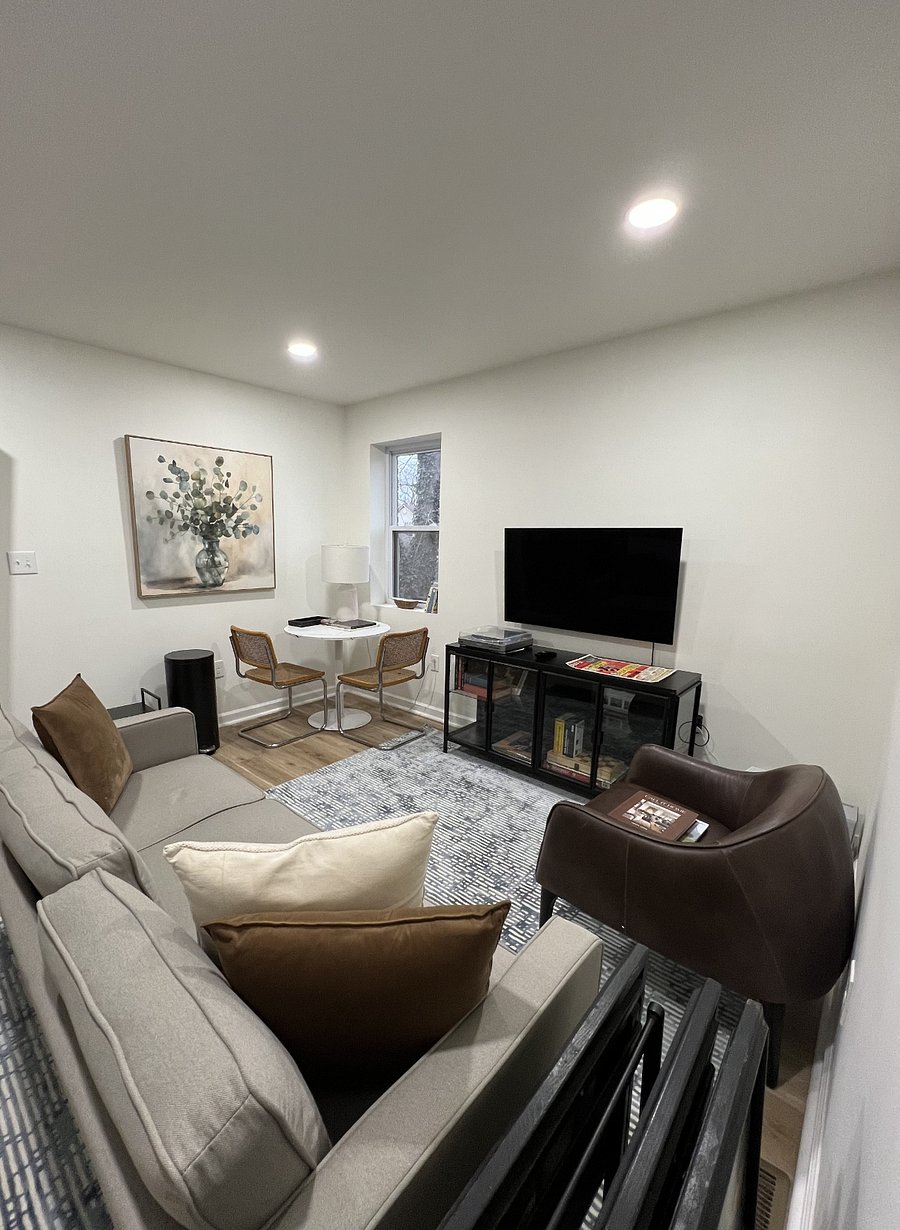Living Room (angle 2)