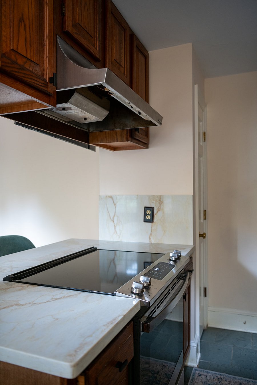 Update: Kitchen bar has been replaced with quartz countertop and the bar stools changed for counter stools (green) in Nov 25
