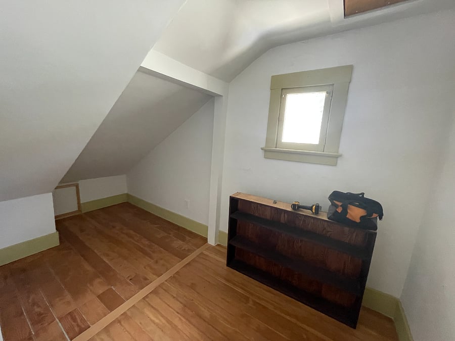 can accommodate a full-sized bed