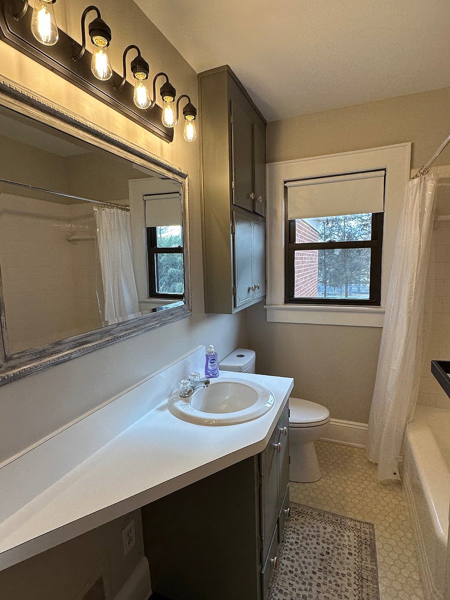 Full hall bathroom 