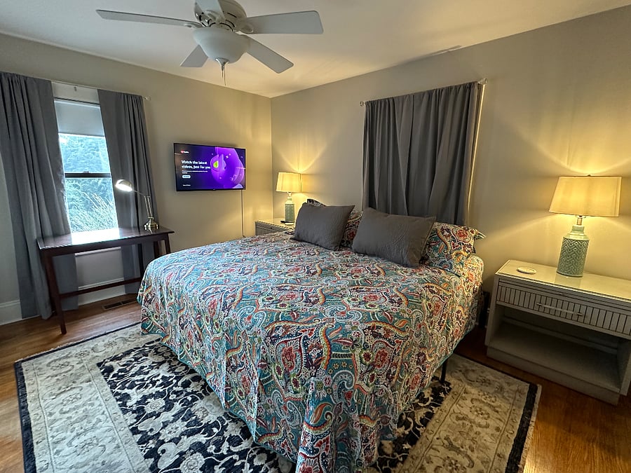 Primary suite w/King bed