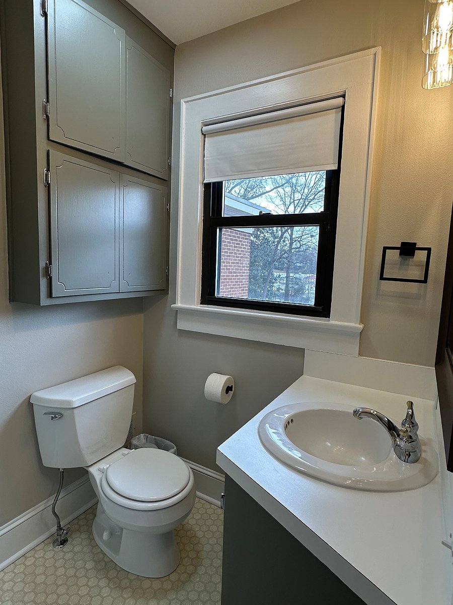 Primary suite w/full bath