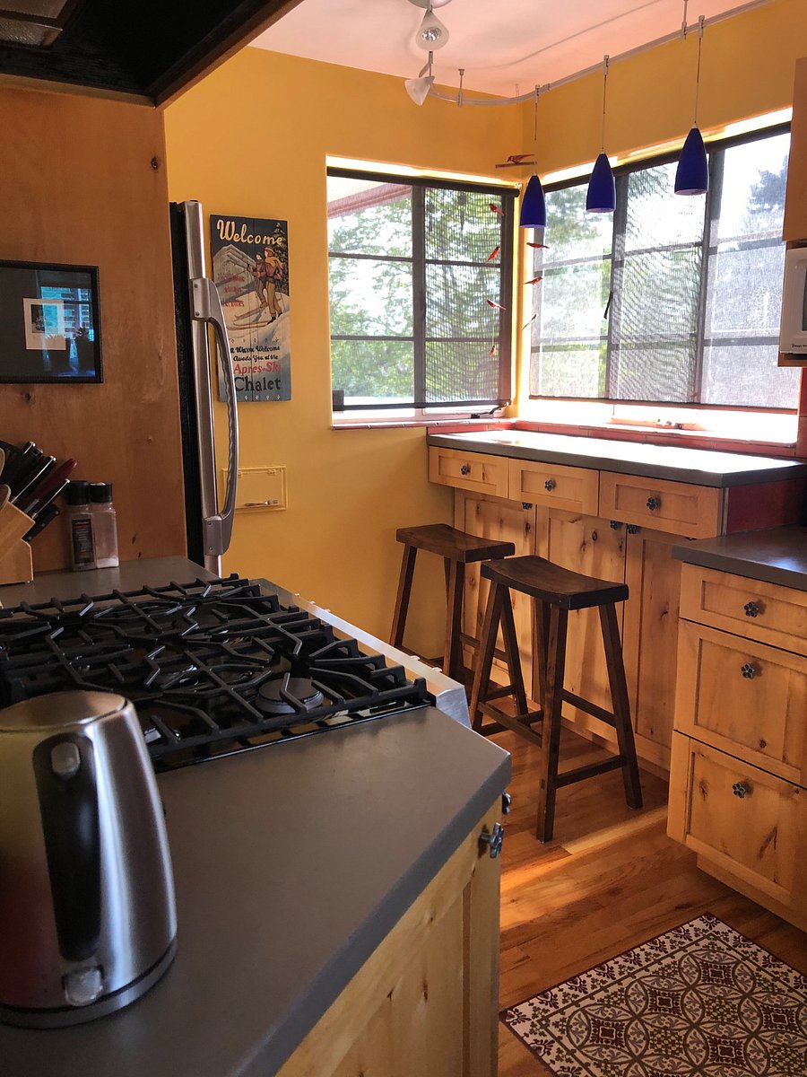 Very cute kitchen with new relatively stainless appliances.