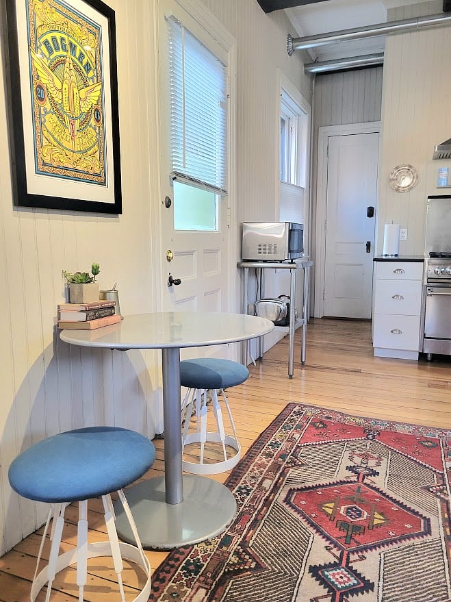 little sitting nook to eat or work away from the kitchen island.