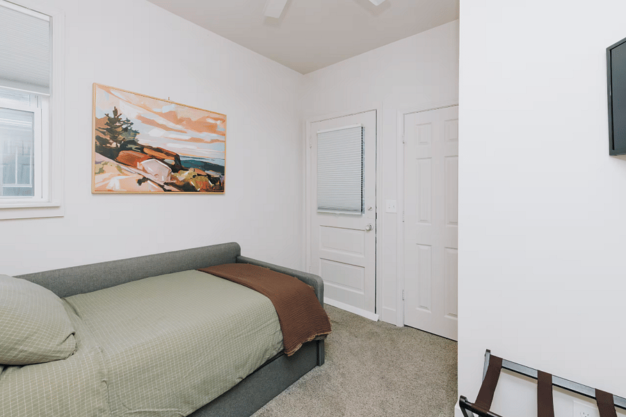 Bedroom 3 with a twin bed. Located on the first floor. 
Equipped with a smart TV