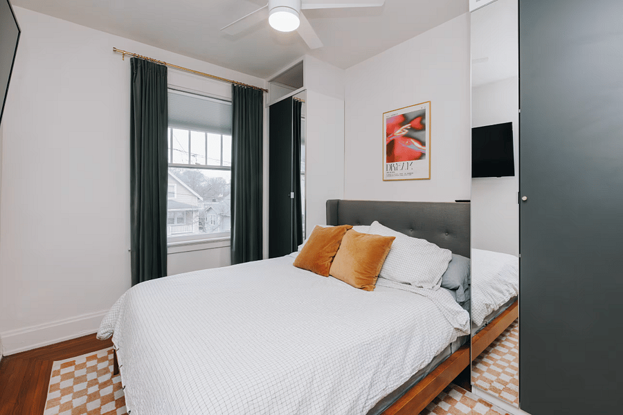 Bedroom 2  Main Floor bedroom with a queen bed and built in closets.
Equipped with a smart TV