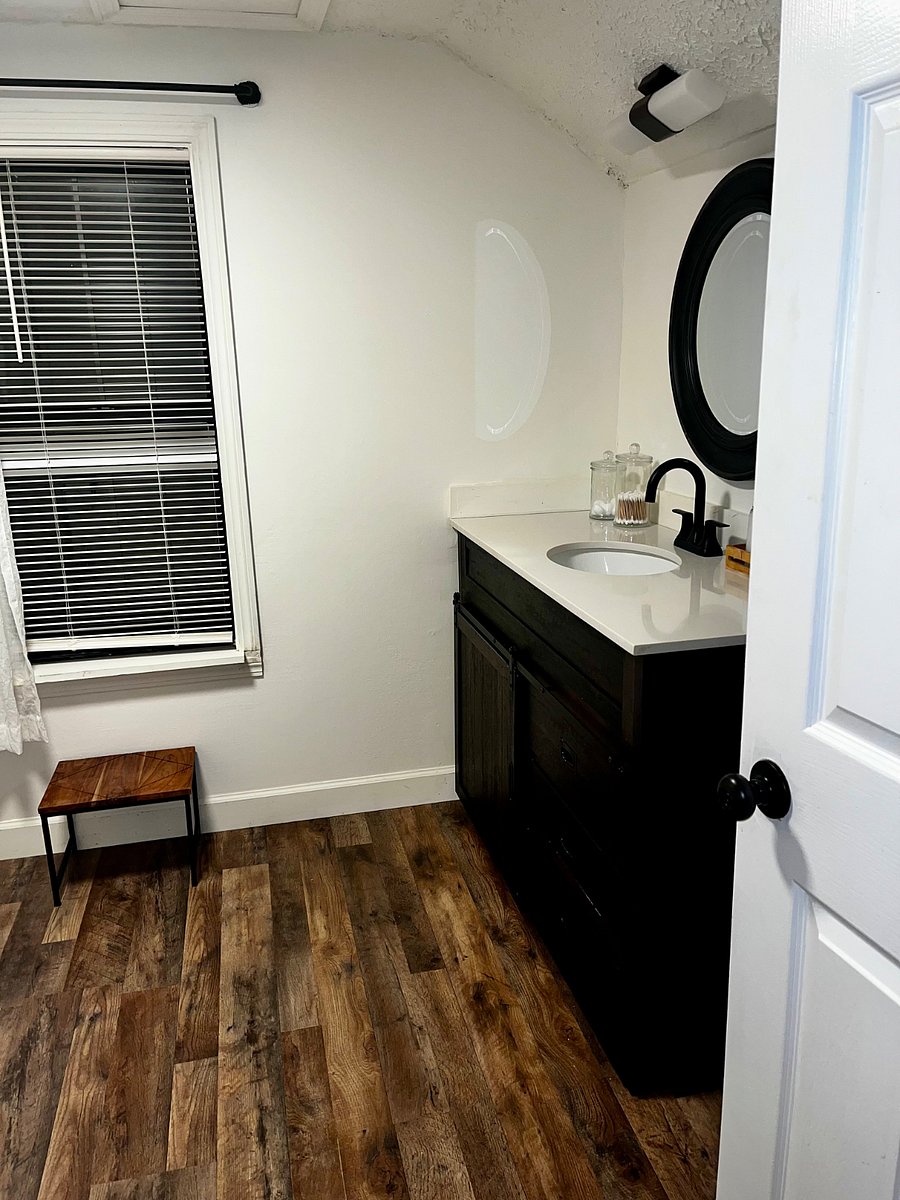 upstairs bathroom with tub