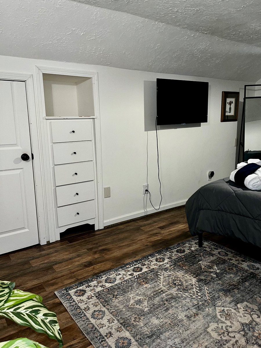 upstairs bedroom 1 queen bed and tv