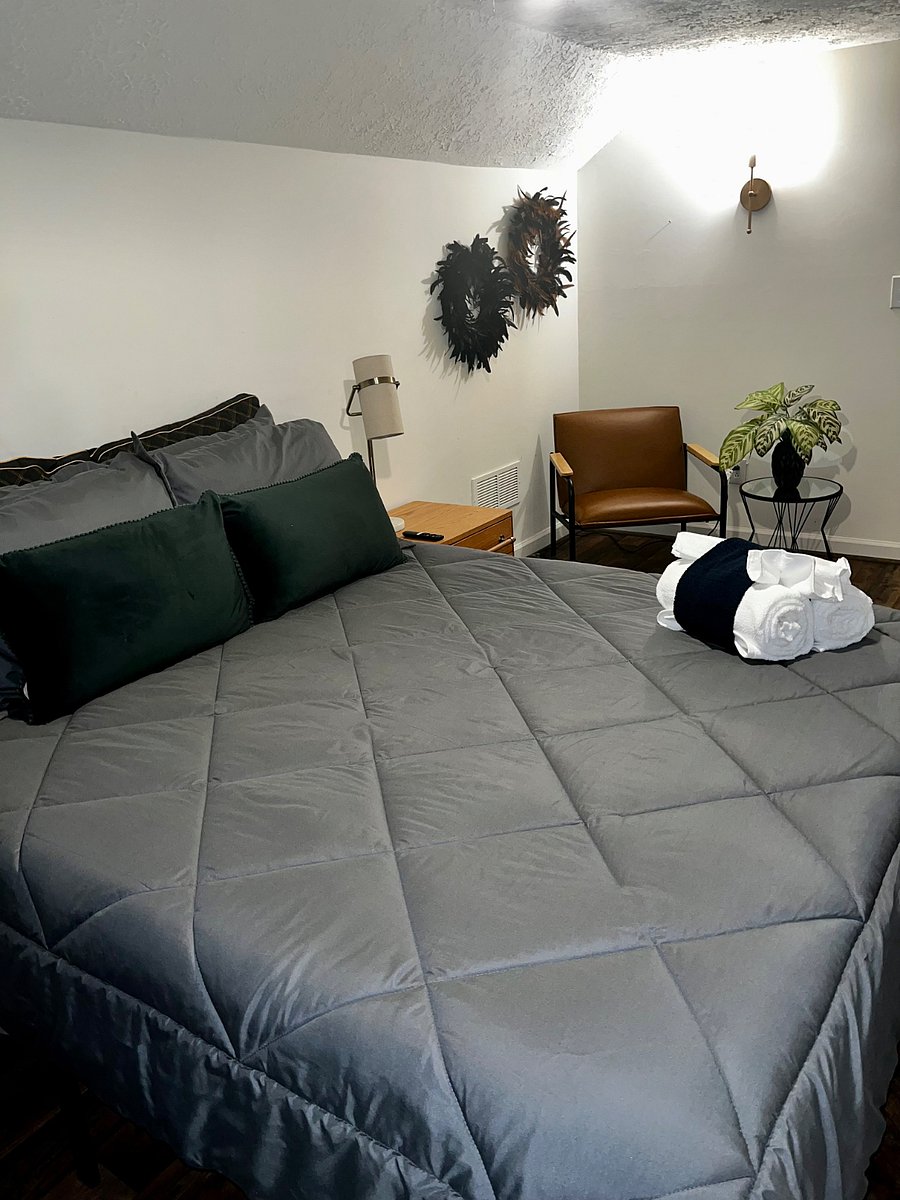 upstairs bedroom 1 queen bed