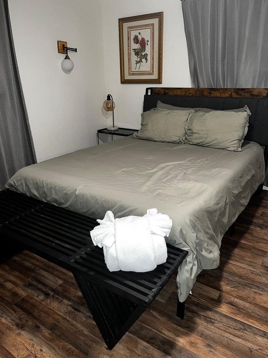 downstairs bedroom 1 queen bed