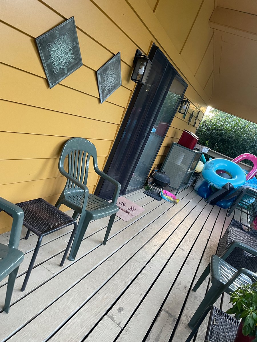 Upper deck bar 