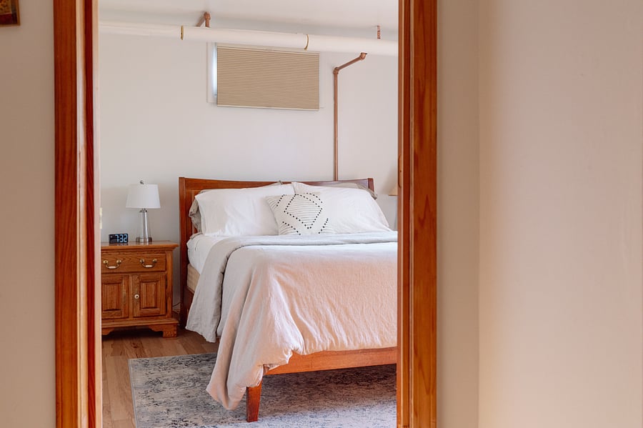 Larger bedroom w/queen-size bed