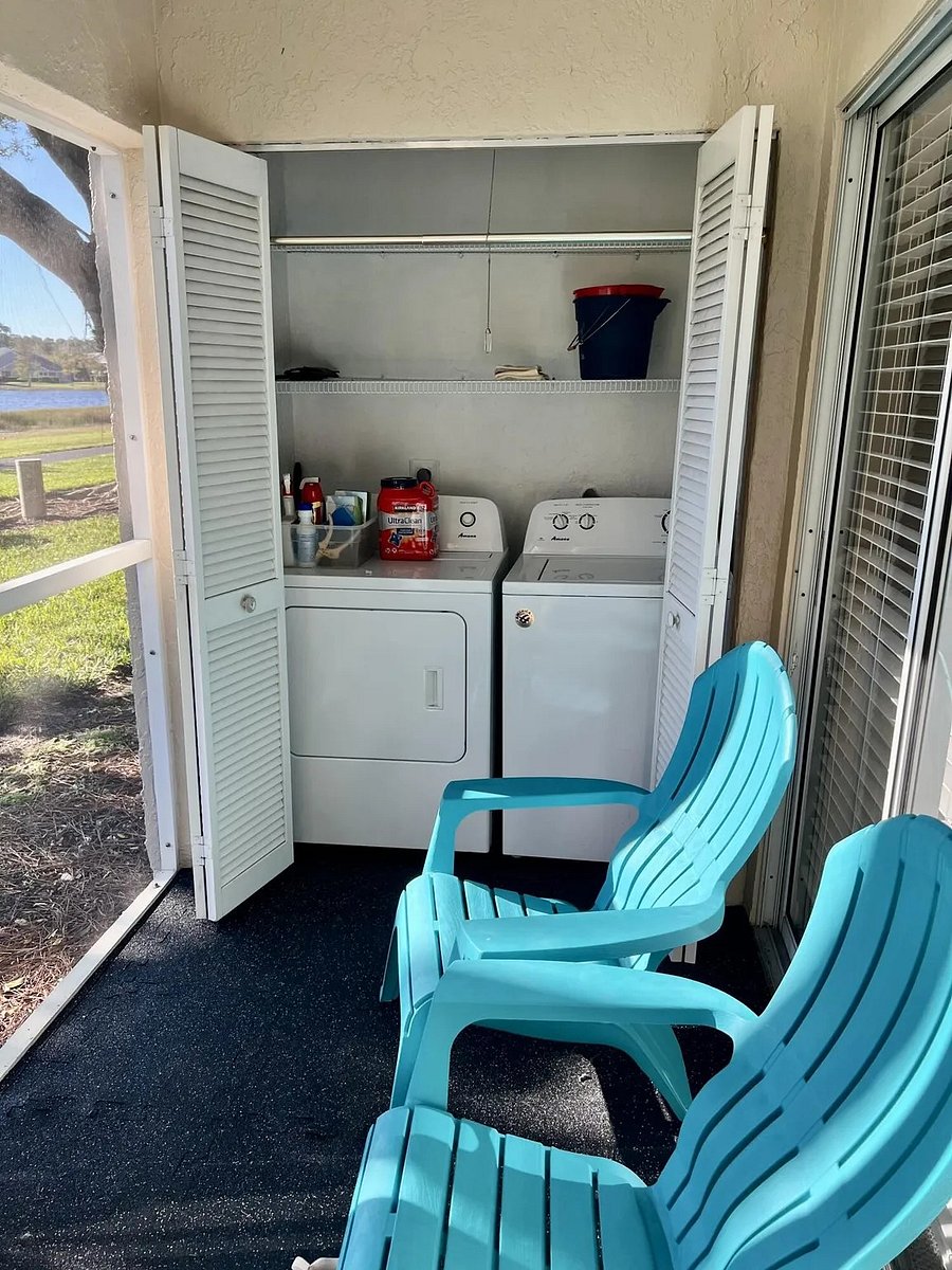 Linai wtih Washer/Dryer and exit to lake and 1 mile lake path
