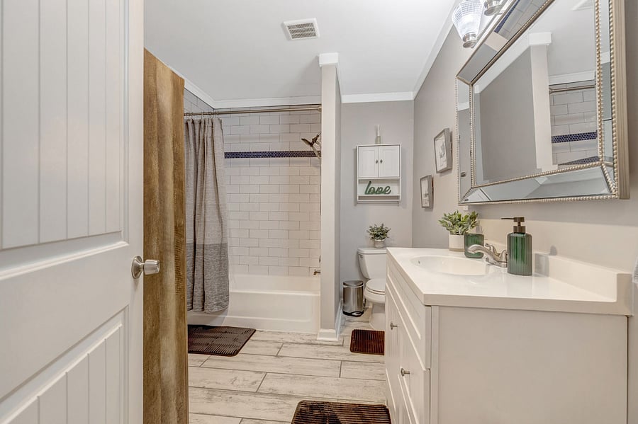 Large bathroom that includes all your starter essentials!