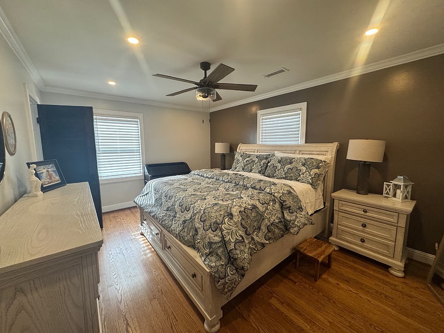 Adjustable king bed, walk-in closet and private bath in the main suite