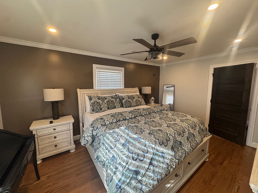 Adjustable king bed, walk-in closet and private bath in the main suite