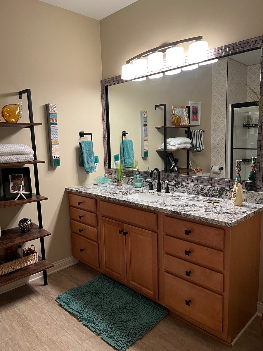 Full guest bath with tub and shower!