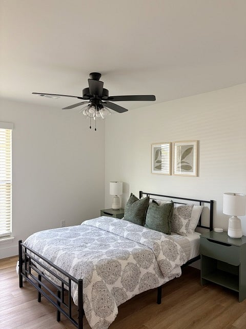 double/full bedroom with closet