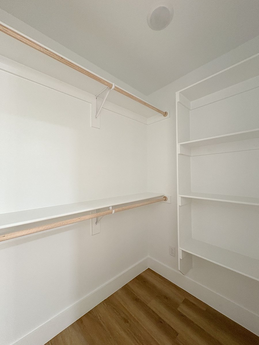 2/2 walk in primary closet