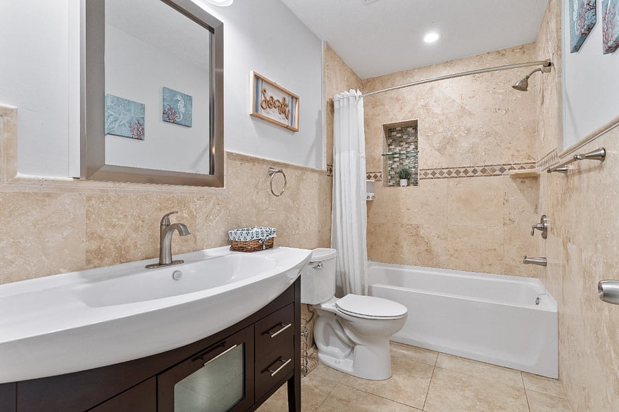 Full bathroom 1