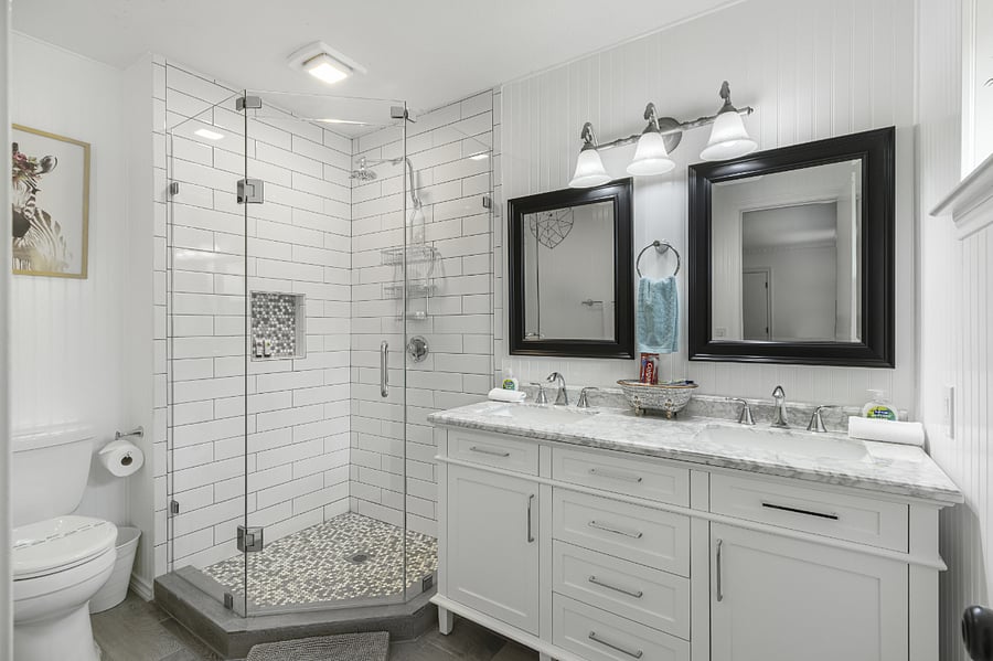 Master bedroom ensuite tiled bathroom