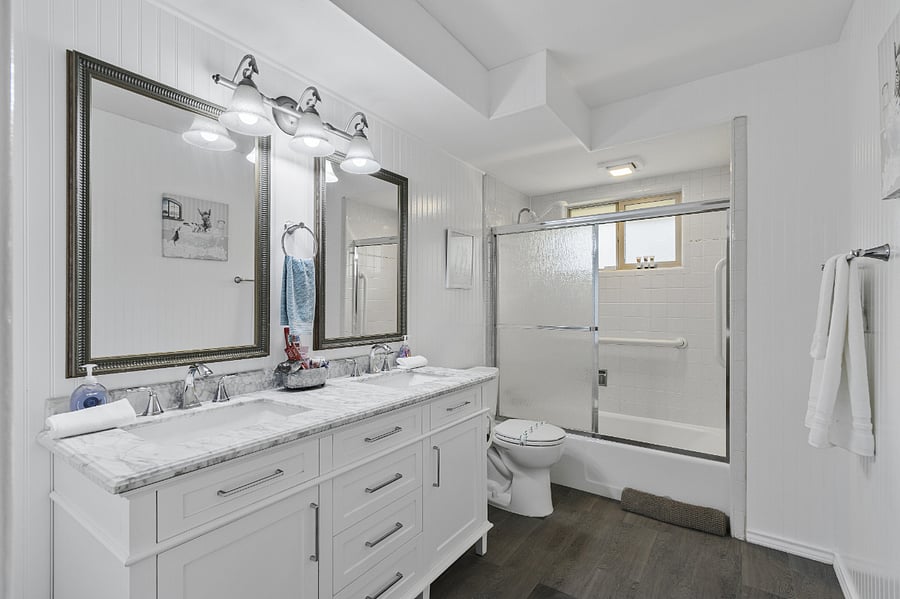 Hallway full bathroom shared by guest bedrooms.