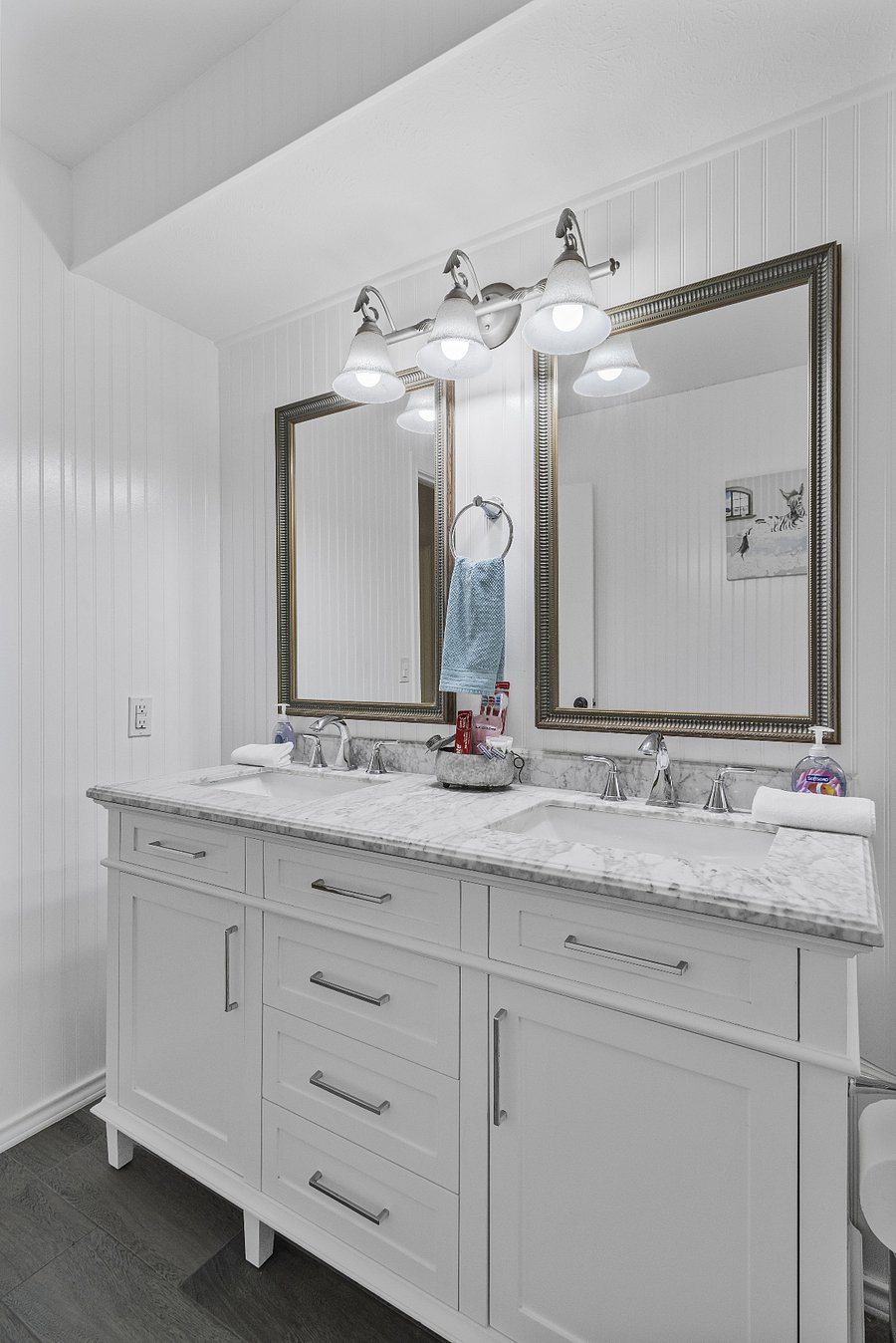 Dual vanity hallway bathroom shared by the 3 guestrooms